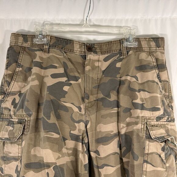 Izod Camo Cargo Shorts Men's 36 Green Button Zip Hook Loop Pockets 100% Cotton - Picture 2 of 8